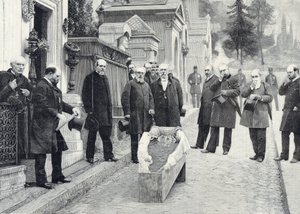 Rossini maradványainak exhumálása Père-Lachaise-ben